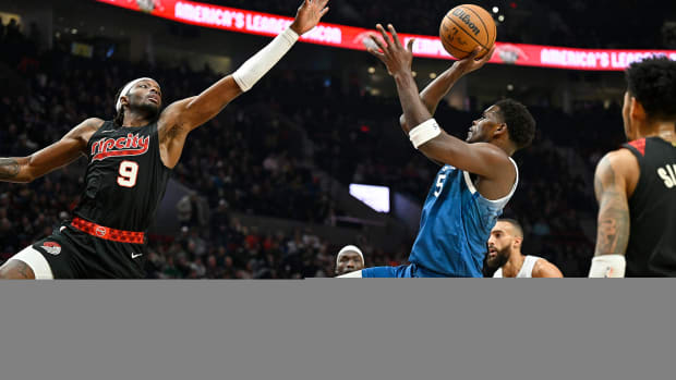 Anthony Edwards shoots